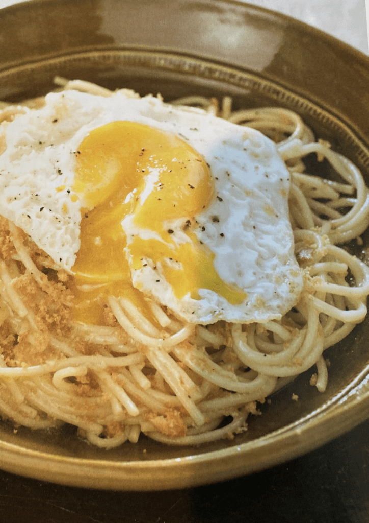 spaghetti-with-fried eggs-and-bread-crumbs-recipe