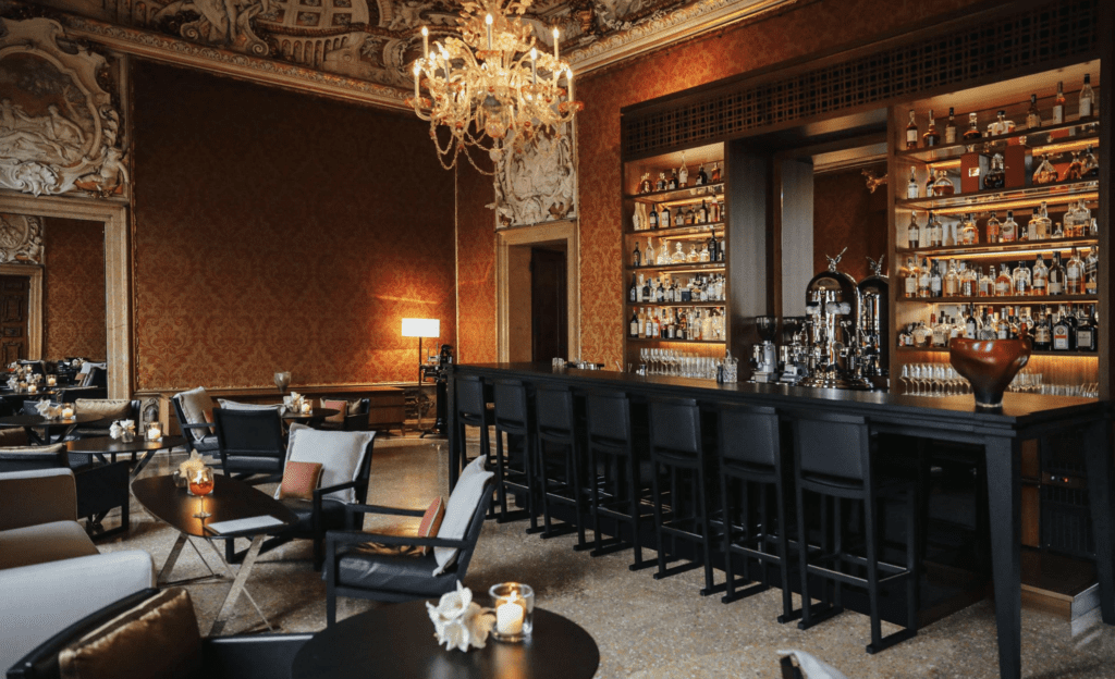 boutique-luxury-hotels-in-italy-view-of-bar-Aman-VENICE-ITALY