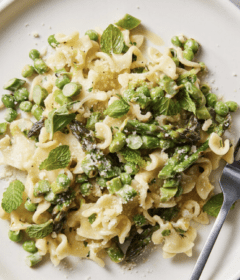 creamy-asparagus-pasta-with-peas
